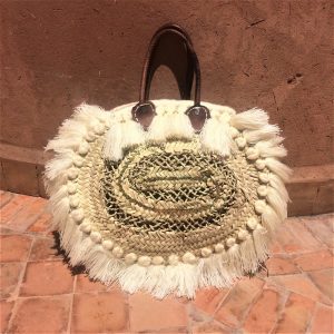 panier de plage pour l'été en feuilles de palmier et pompons fait à la main marque flo and jouls flo&jouls