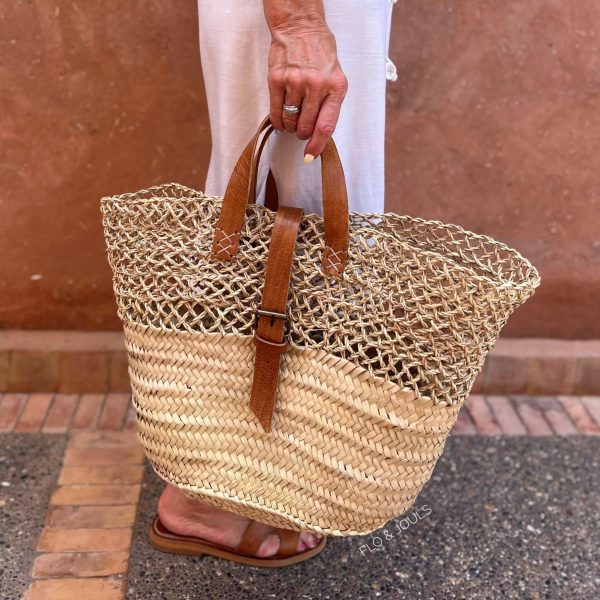 panier de plage pour l'été en feuilles de palmier et cuir fait à la main marque flo and jouls flo&jouls