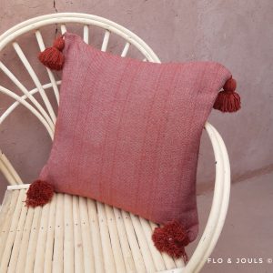 coussin à pompons marque flo&jouls en laine tissé a la main au maroc marrakech par des artisans pour une décoration boheme chic