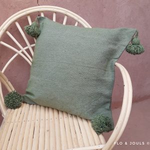 coussin à pompons marque flo&jouls en laine tissé a la main au maroc marrakech par des artisans pour une décoration boheme chic